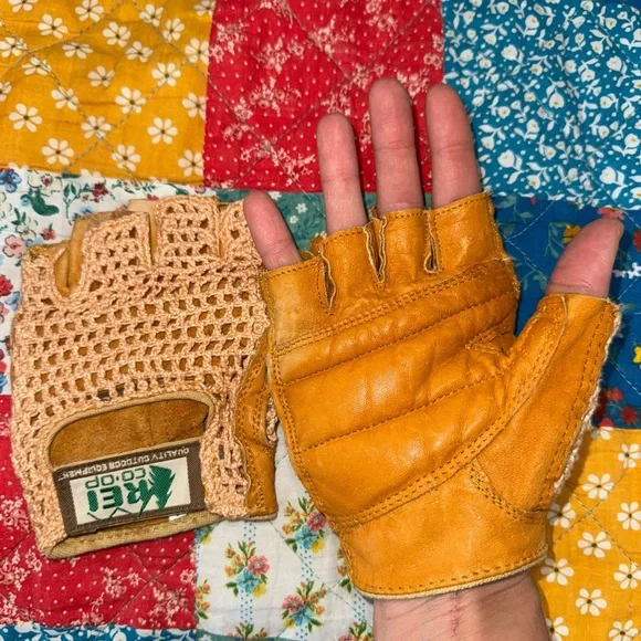 Vintage REI Tan Crochet Fingerless Gloves - Picture 2 of 6